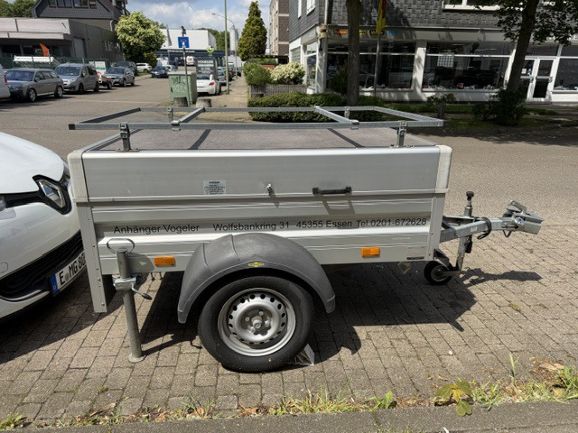 Anhänger mit Deckel