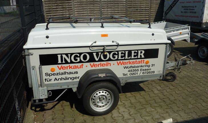 Anhänger mit Deckel