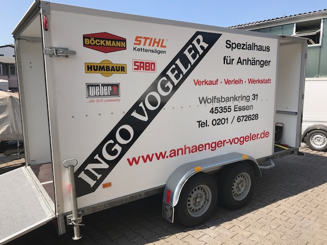 Kofferanhänger mit Auffahrklappe