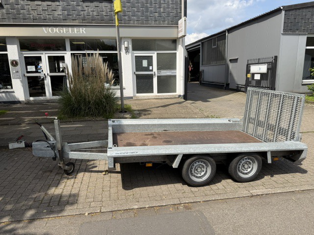 Baumaschinenanhänger
